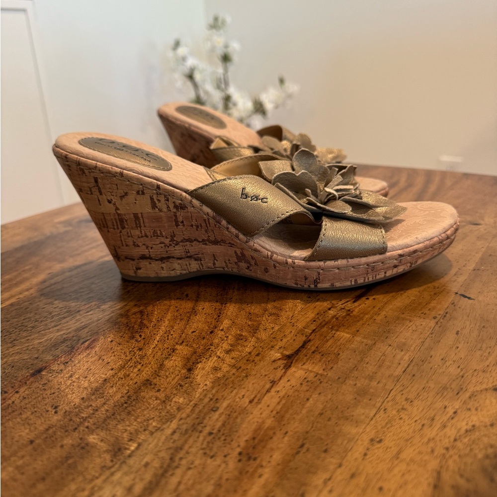 B.O.C Wedge Sandal - Gold metallic leather with cork wedge & flower detail US 9 - Picture 2 of 12